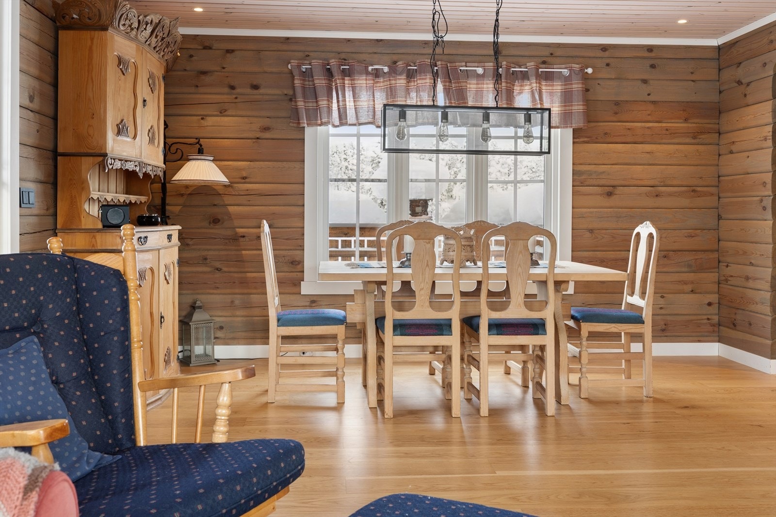 Koselig spisestue hvor man kan samle familie og venner for hyggelig samvær Galleribilde