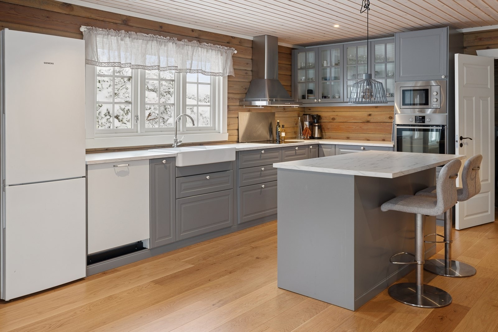 Kjøkkenet er utstyrt med kjøl-/fryseskap, oppvaskmaskin, induksjonstopp, stekeovn og mikrobølgeovn Galleribilde