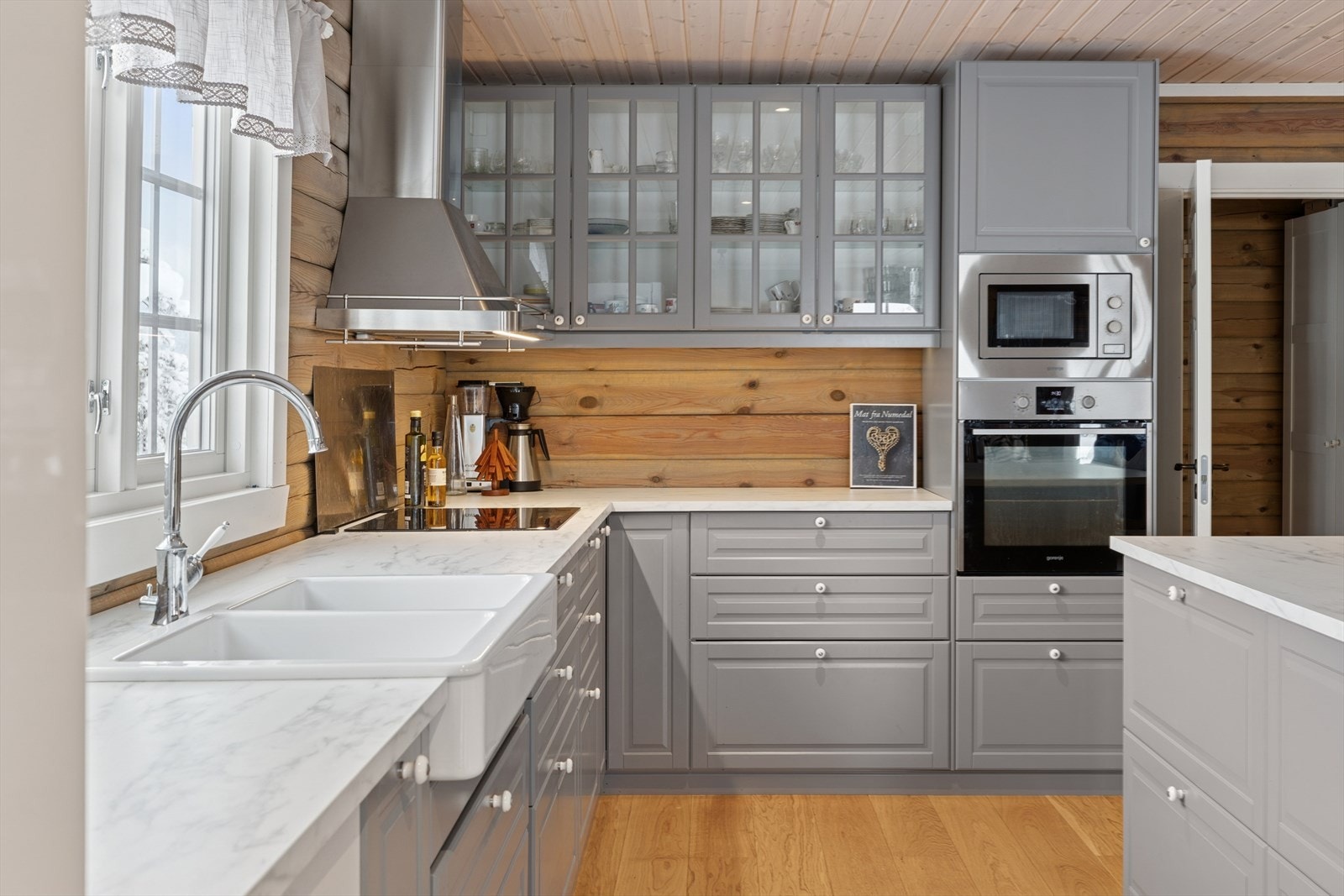 Det er god skap- og benkplass. Galleribilde