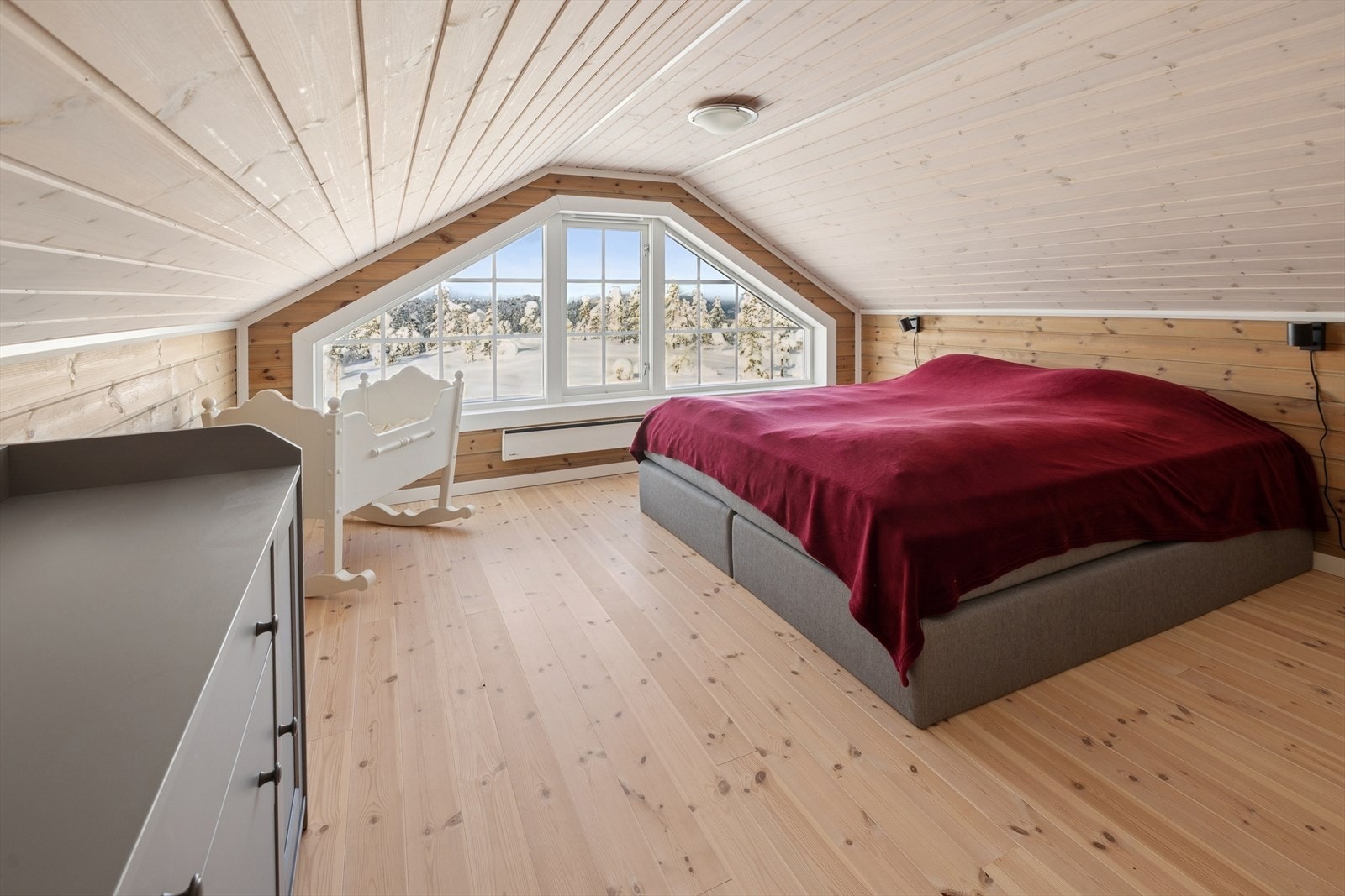 Hemsrom med store vindusflater Galleribilde