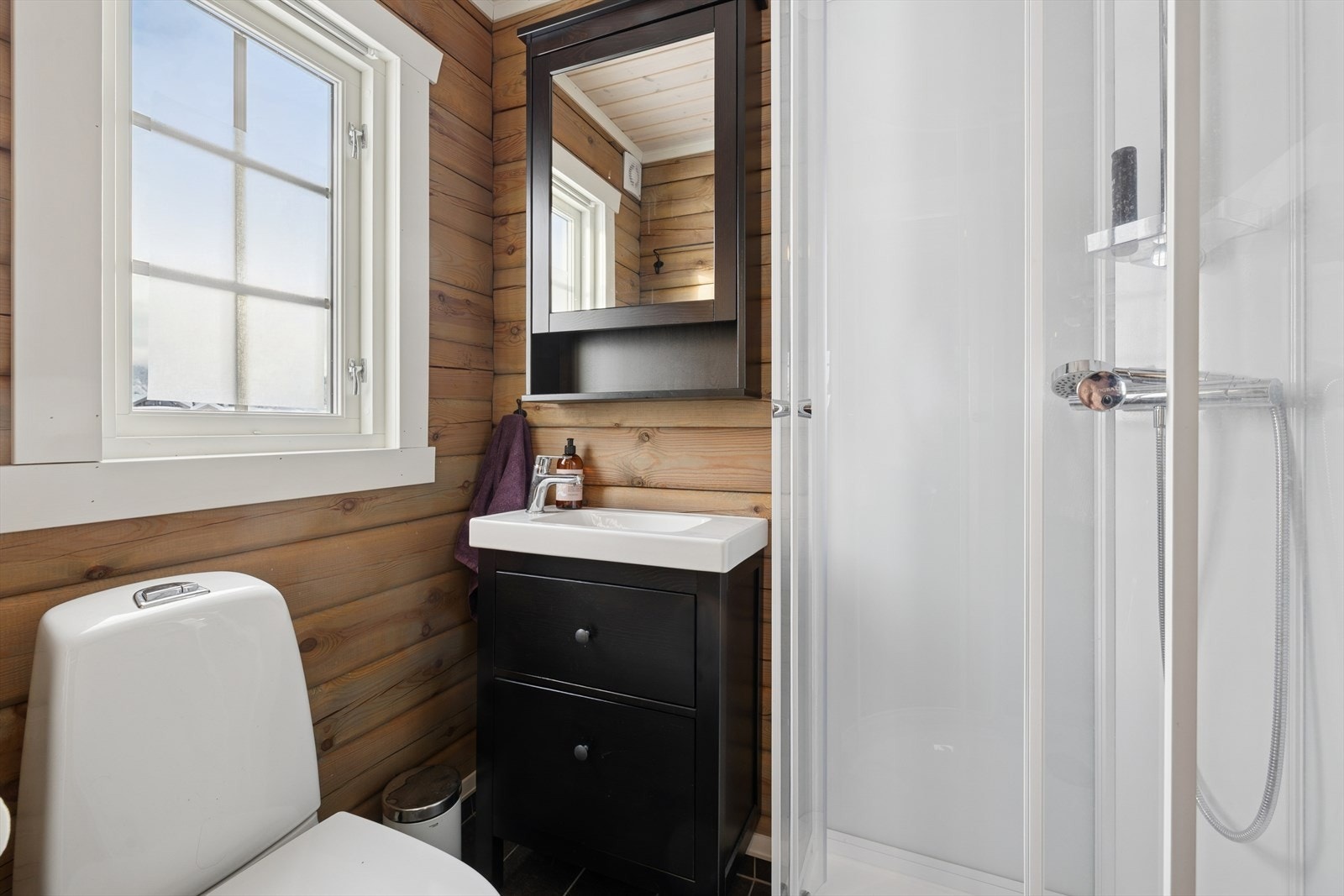 Bad 2 er innredet med servant, toalett og dusjkabinett Galleribilde