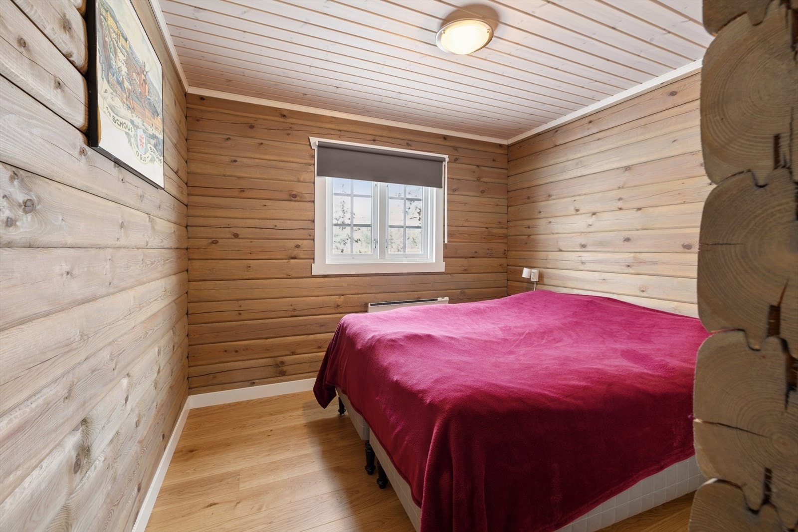 Soverom 1 med god plass til dobbeltseng Galleribilde