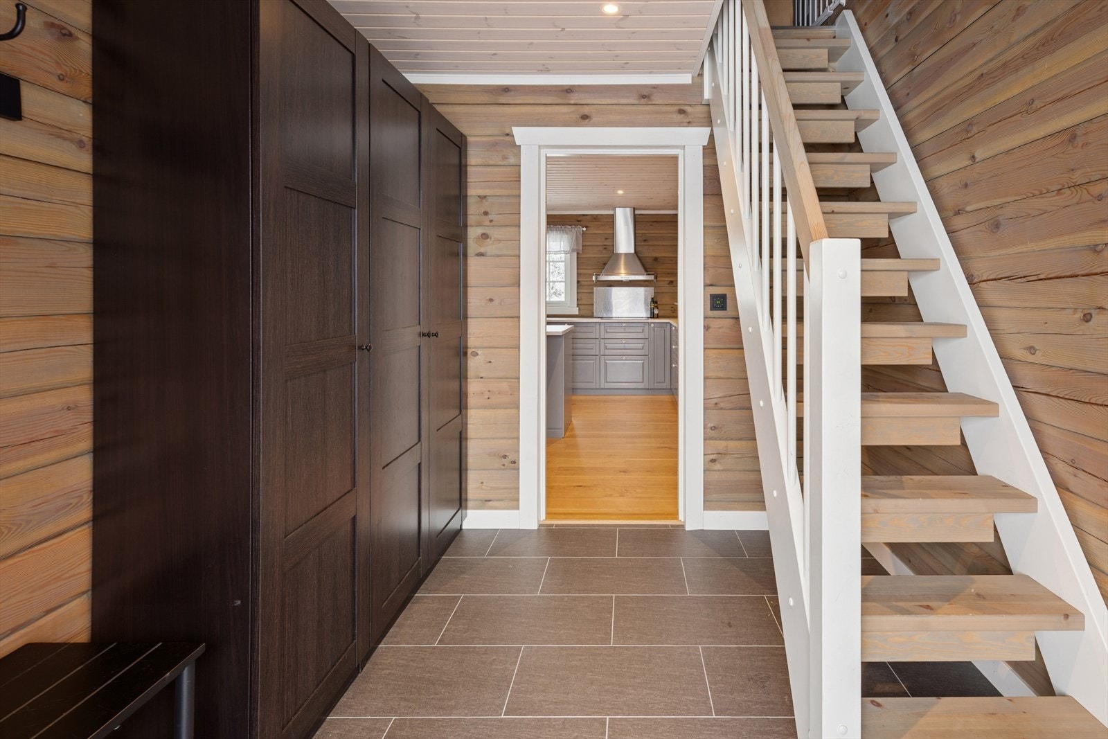 Velkommen inn! Romslig entré med god plass til oppbevaring av yttertøy, samt adkomst til hemsen Galleribilde