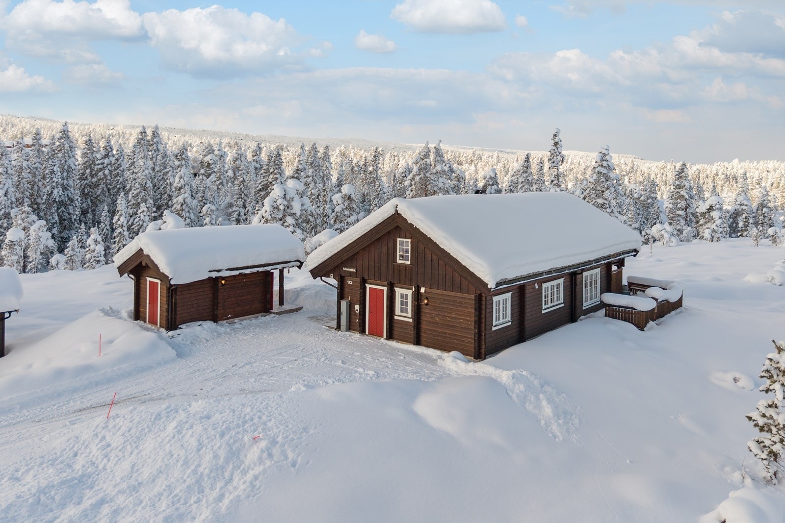 Eiendommen består av fritidsbolig oppført i 2020 samt et anneks, og det er god plass til parkering på egen eiendom. Galleribilde