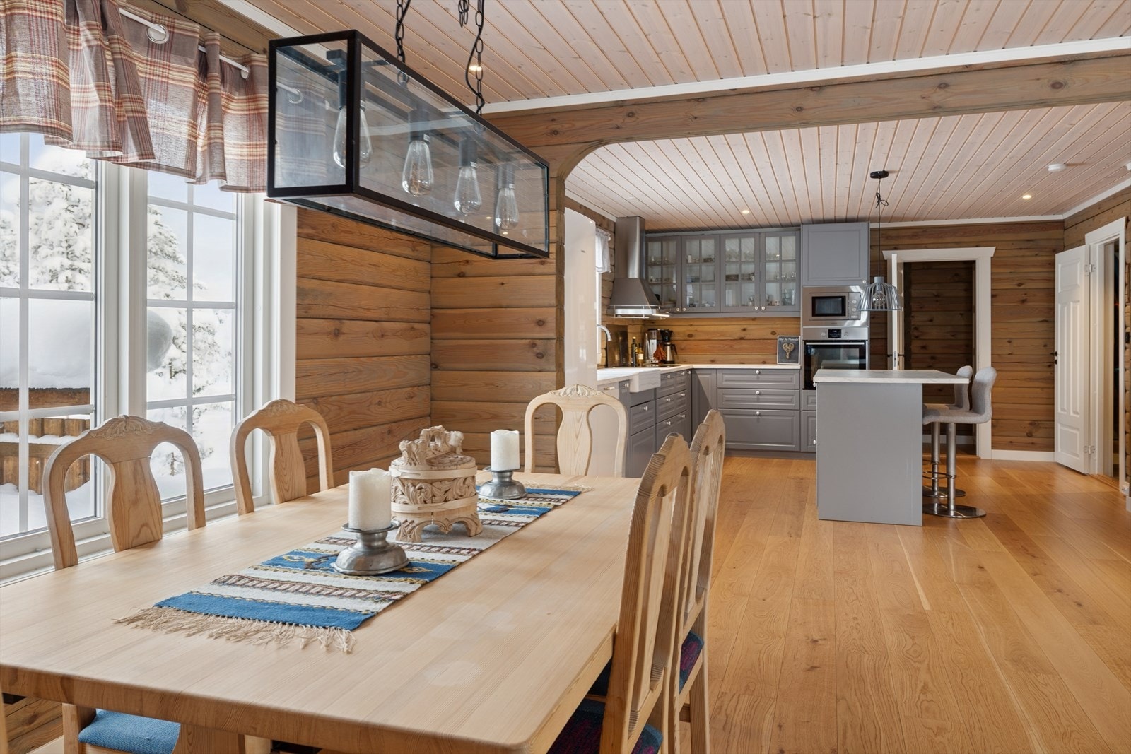 Det er en åpen og sosial løsning mellom kjøkken, spisestue og stue. Galleribilde