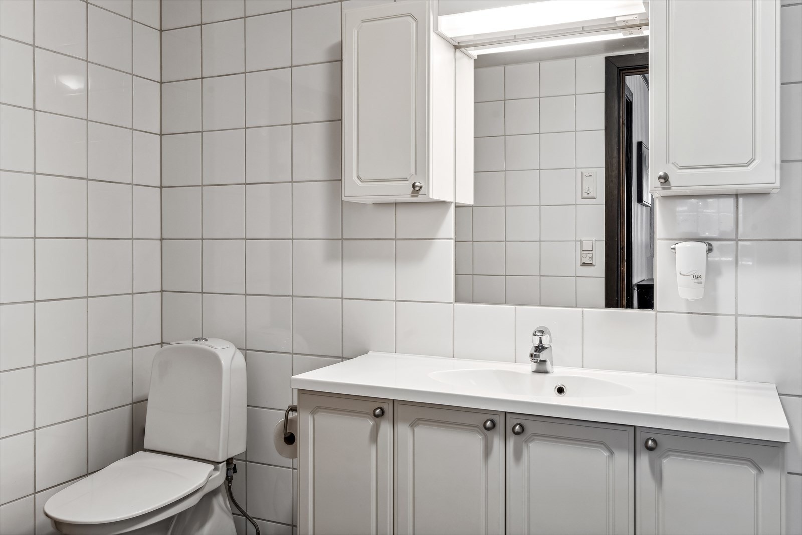 Romslig flislagt baderom med varmekabler i gulv . Galleribilde