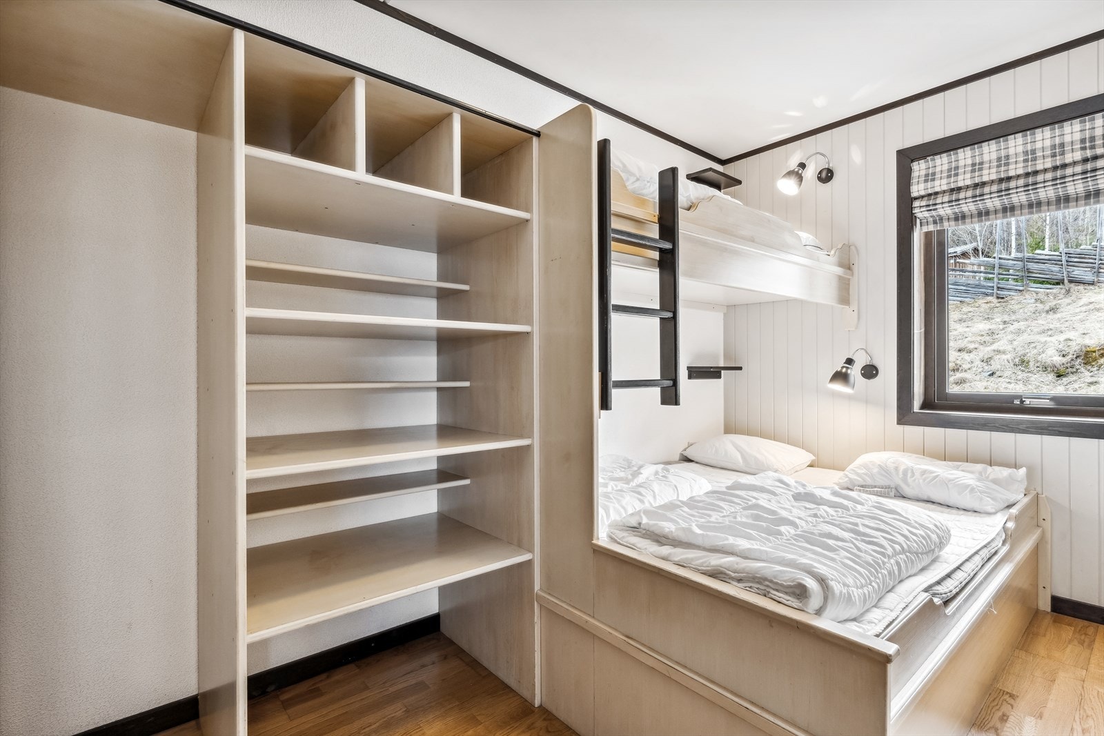 Soverommene er innredet med senger med tilhørende garderobehyller. Galleribilde