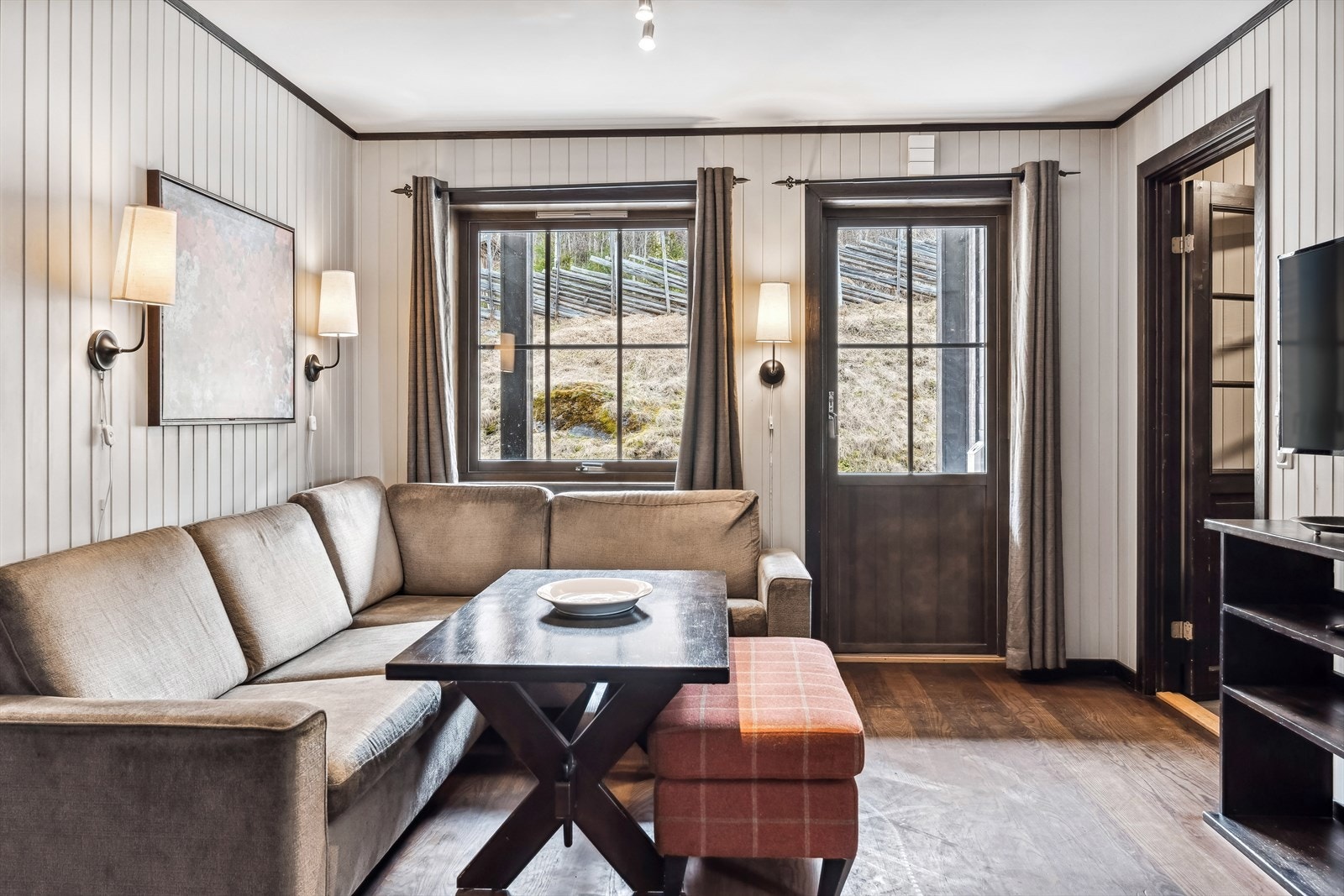 Ksoelig og lun stue med fine møbleringsmuligheter og utgang til overbygd uteplass. Galleribilde