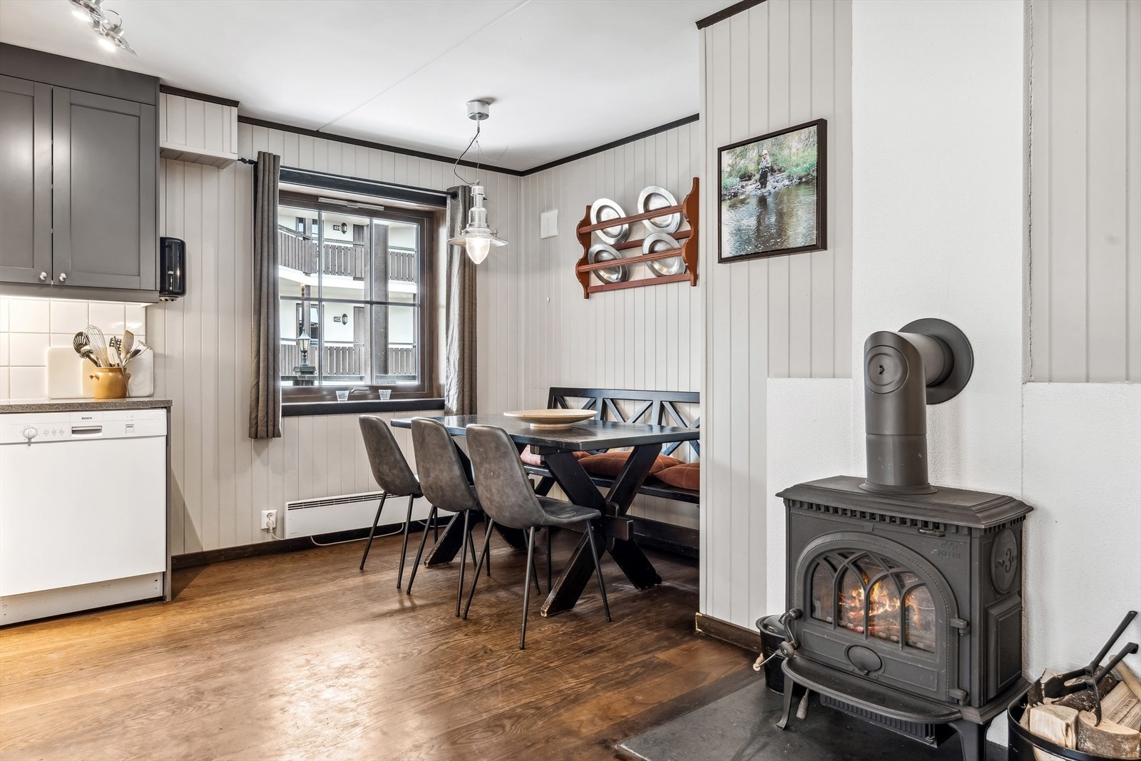 Vedovnen er plassert midt i stuen, som er fint å benytte seg av på kjølige dager ! Galleribilde