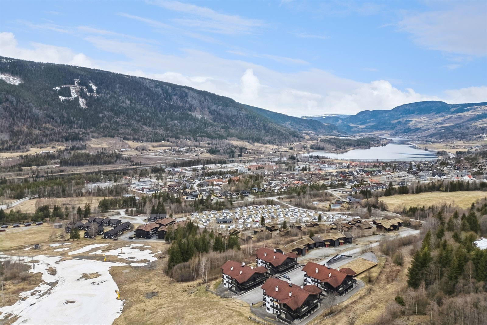 Sentral og familievennlig beliggenhet i nedre del av Hafjell. Vestvendt uteplass med gode solforhold og fin utsikt mot Gudbrandsdalen og Fakkelmannen. Galleribilde