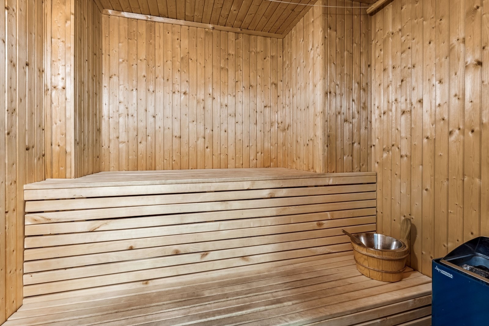 Badstuen er innredet med benker i to høyder og elektrisk badstueovn. Galleribilde