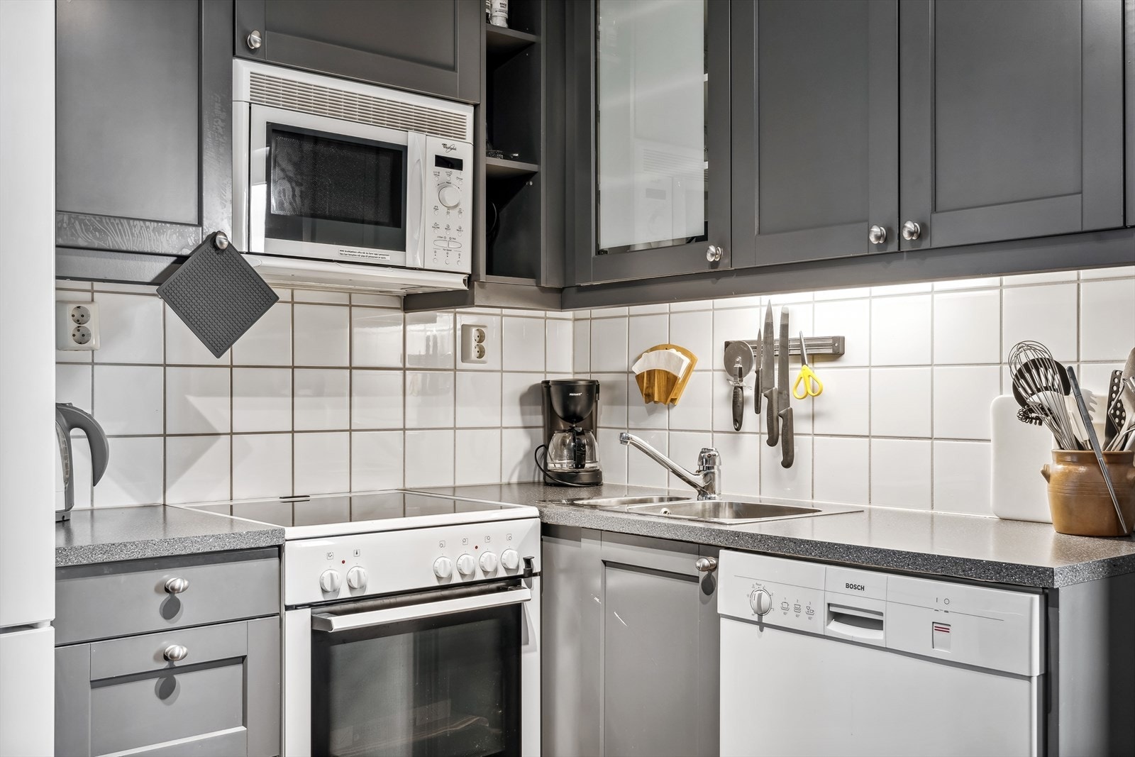 Innredning med profilerte fronter og benkeplate av laminat. Galleribilde