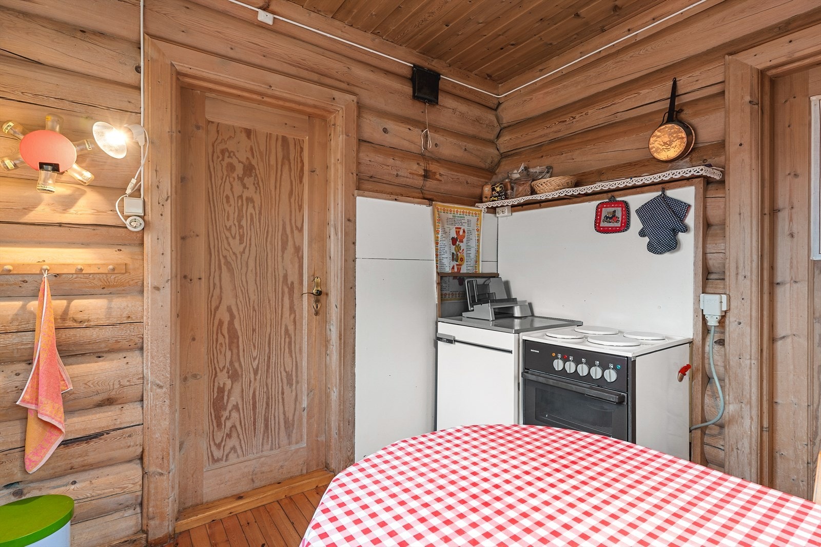 Kjøkkenet er utstyrt med stekeovn og kjøleskap. Galleribilde