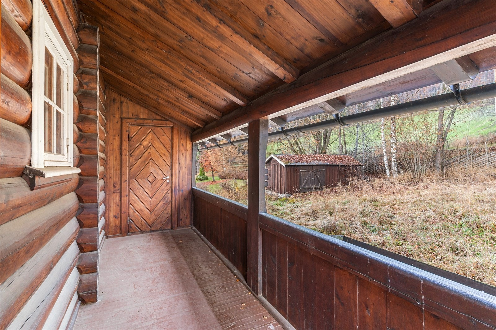 Overbygget terrasse ved inngangen til både hovedetasjen og underetasjen. Galleribilde