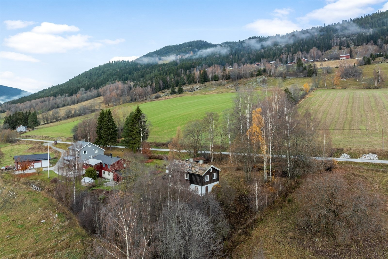 Eiendommen ligger i et naturskjønt område med umiddelbar nærhet til turterreng. Galleribilde