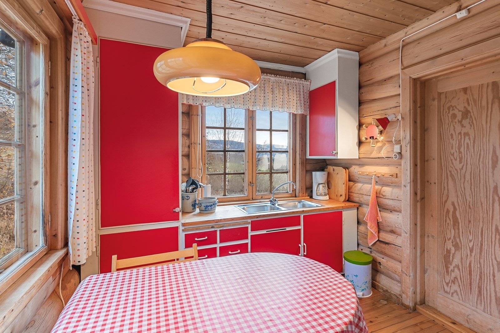 Rommet har plass til en spiseplass ved vinduet. Galleribilde