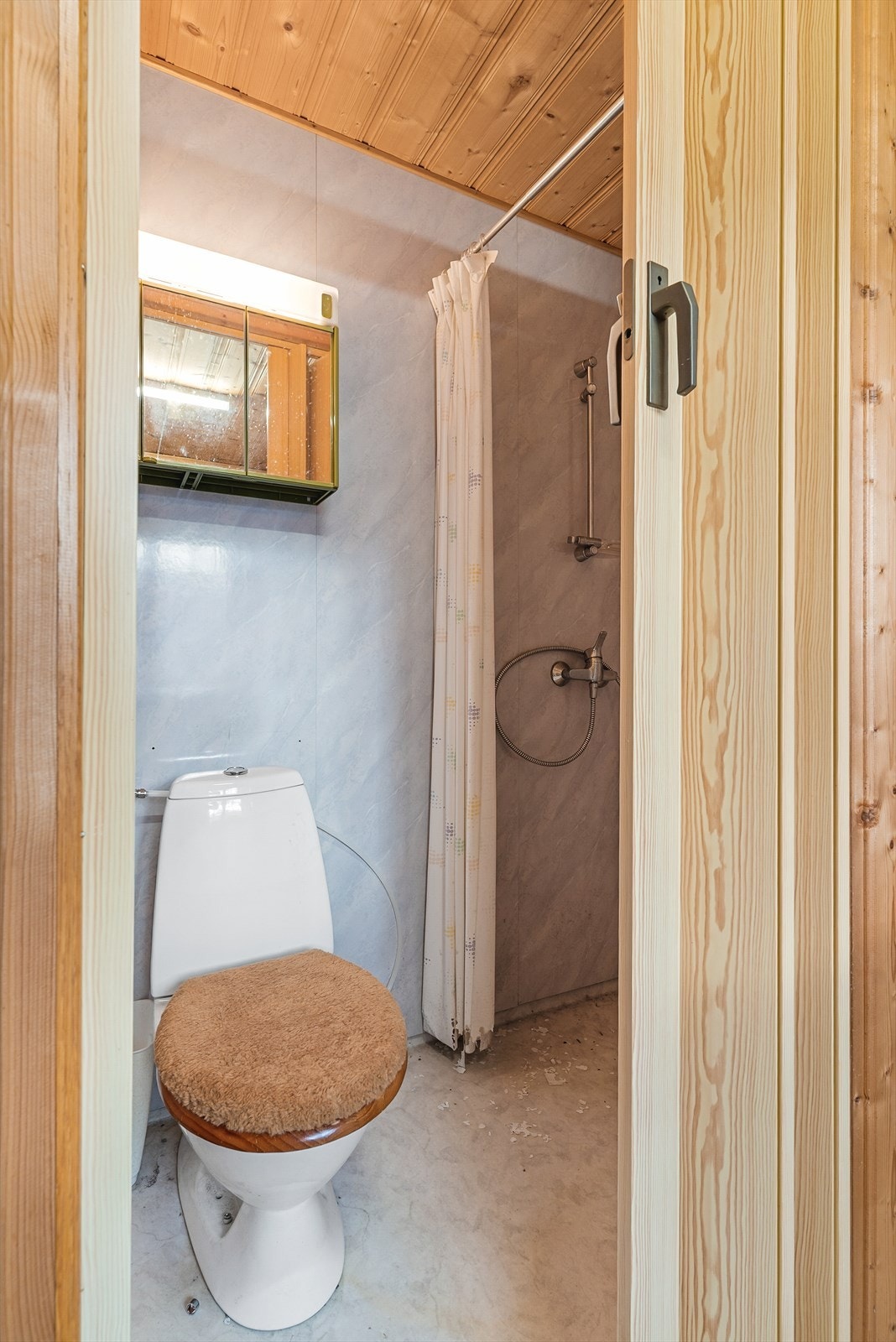 Det ene badet i underetasjen har belegg på gulv, våtromsplater på veggene og dusjnisje. Galleribilde