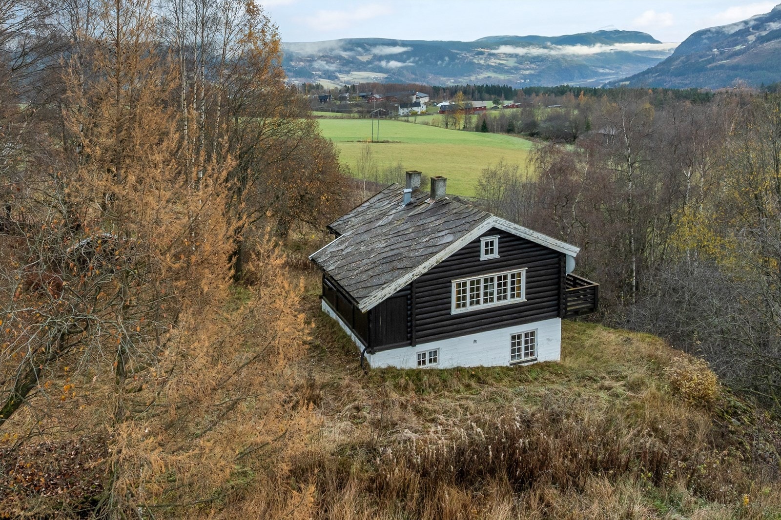 Hovedkonstruksjonen er oppført i tradisjonelt tømmer, som gir en autentisk hyttestemning. Galleribilde