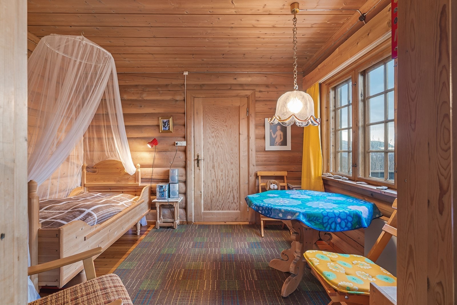 Det andre soverommet i etasjen er lyst og har plass til flere sengeplasser. Galleribilde