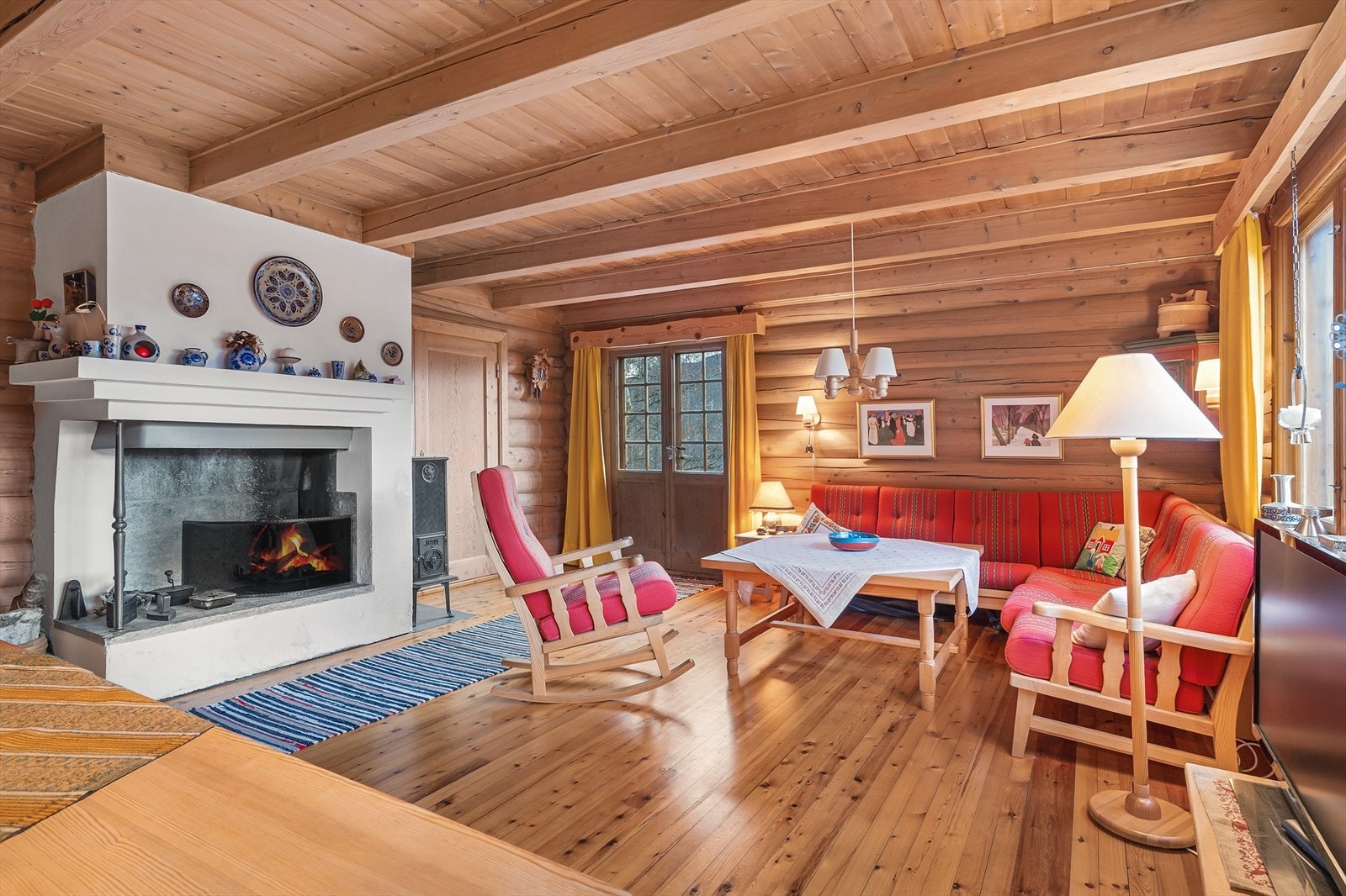 Fra stuen er det direkte utgang til en vestvendt, utkraget terrasse. Galleribilde