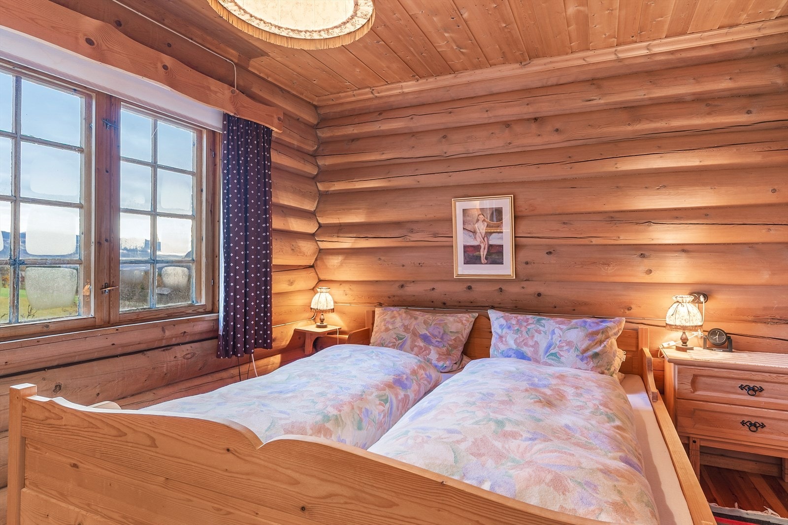 Hovedetasjen inneholder to soverom. Dette rommet har tømmervegger og plass til dobbeltseng. Galleribilde