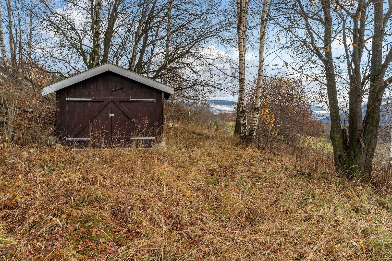 Til eiendommen hører to separate garasjebygninger, hver på 18 m². Galleribilde