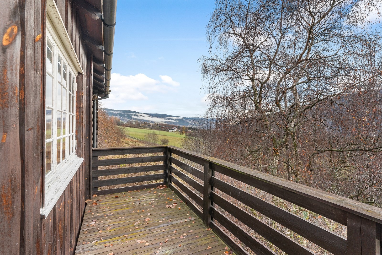 Den vestvendte terrassen på til sammen 21 m² har utgang fra stuen i hovedetasjen. Galleribilde