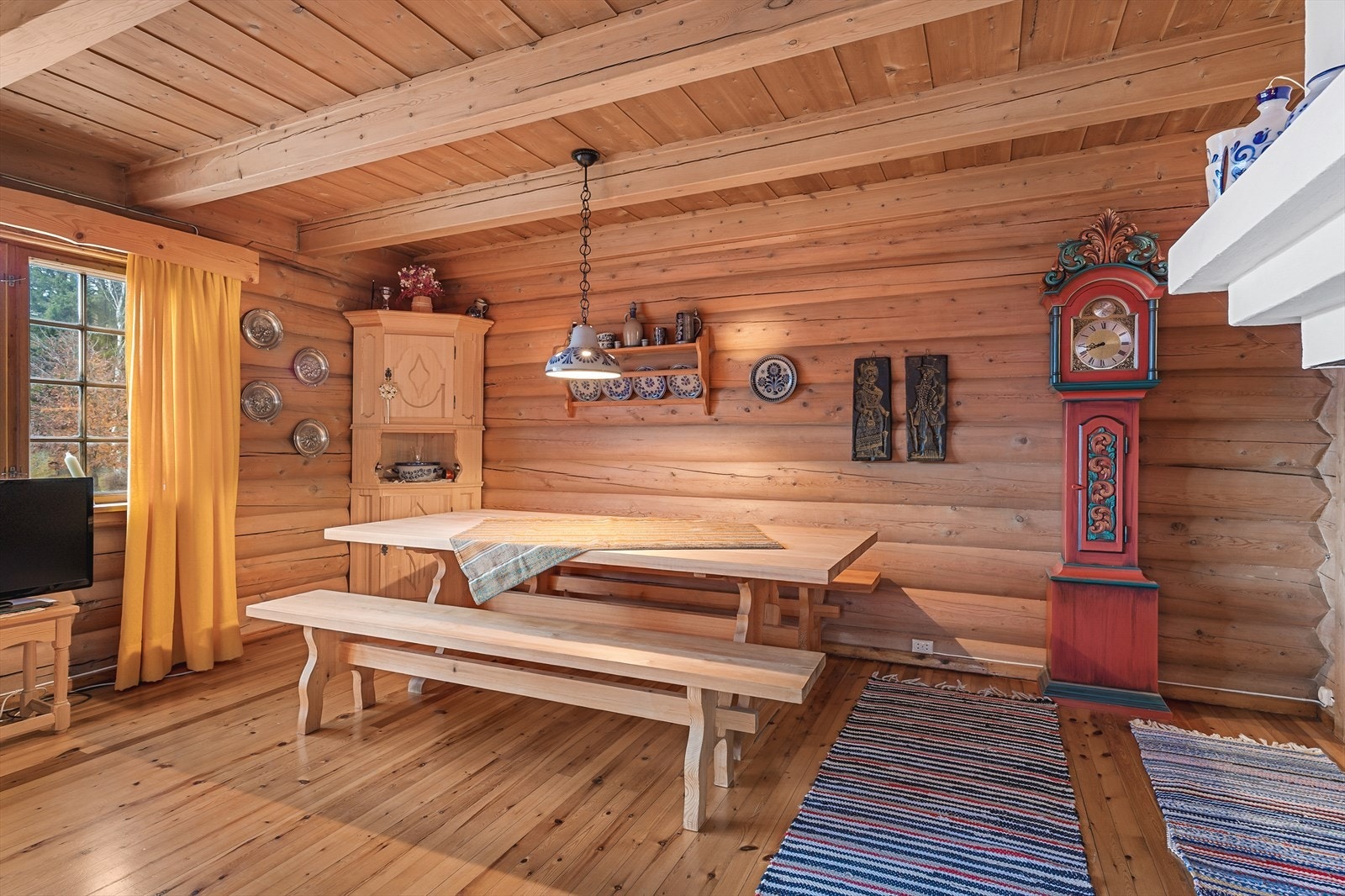 Gjennomgående materialvalg som ubehandlet trepanel i himling og behandlet furugulv skaper en helhetlig atmosfære. Galleribilde