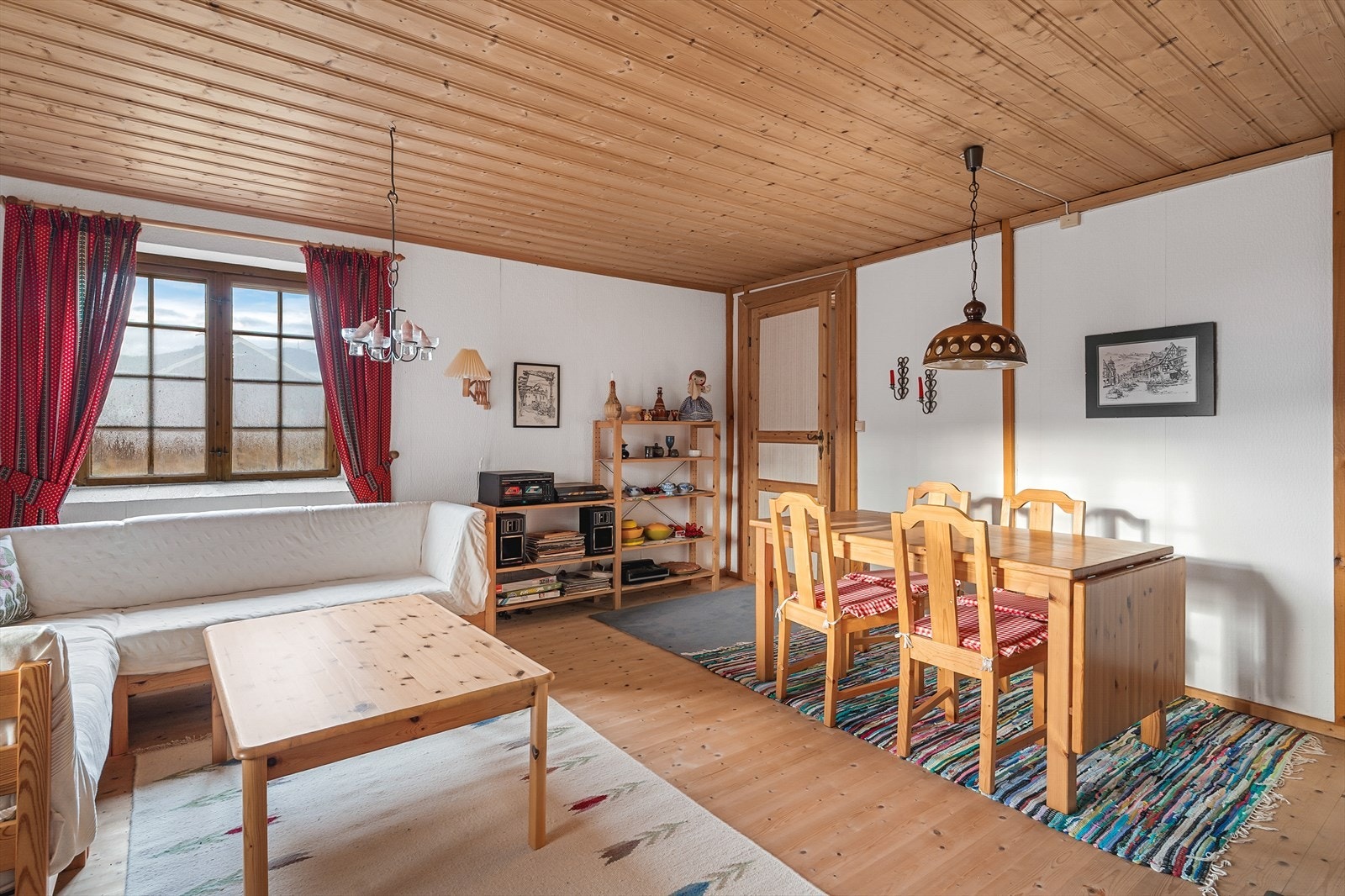 Vegger av betong og trepanel gir rommet en egen karakter. Galleribilde