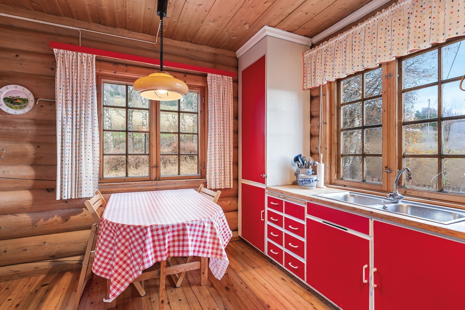 Kjøkkenet i hovedetasjen har en plassbygd innredning med heltre benkeplate. Galleribilde