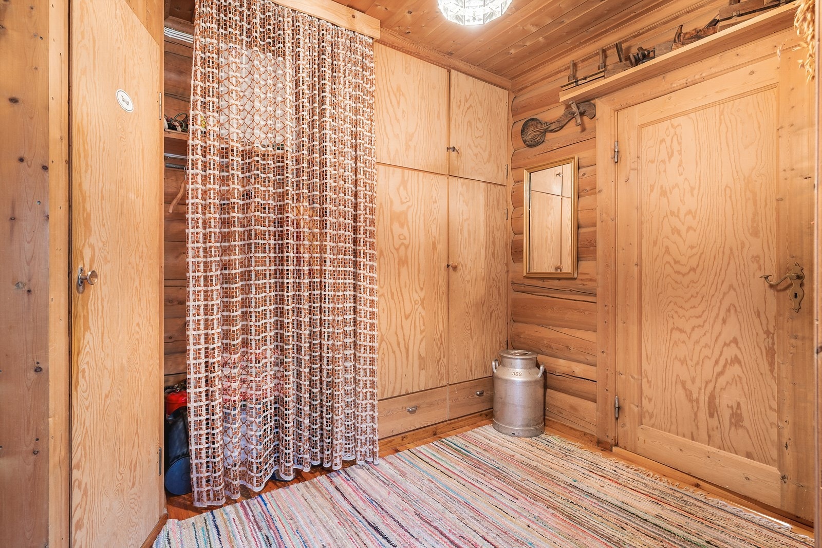 Underetasjen har gode lagringsmuligheter, inkludert en praktisk bod. Galleribilde