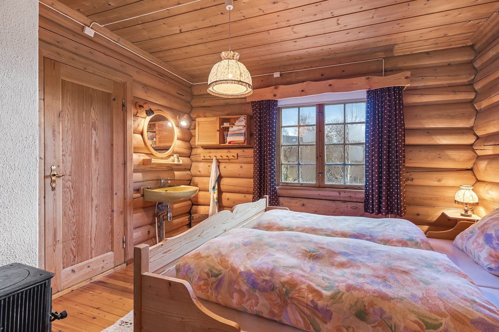 Soverommet har originale trefyllingsdører og en praktisk servant. Galleribilde