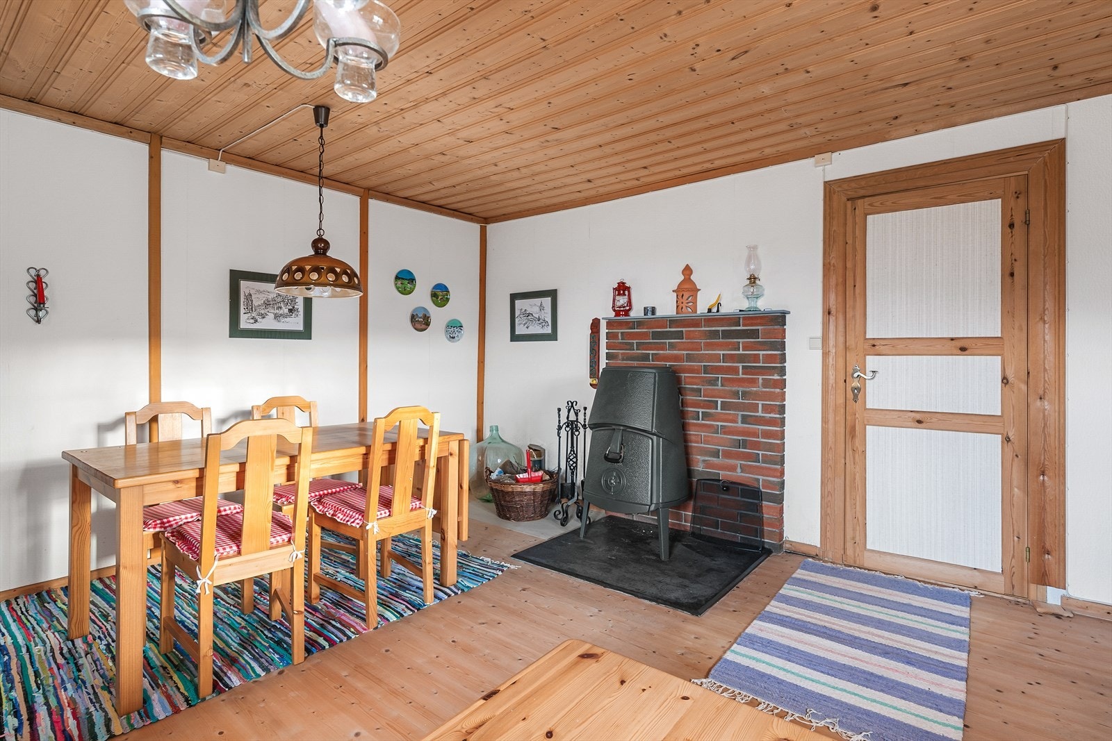 Her er det plass til både spisebord og en sofagruppe. Galleribilde