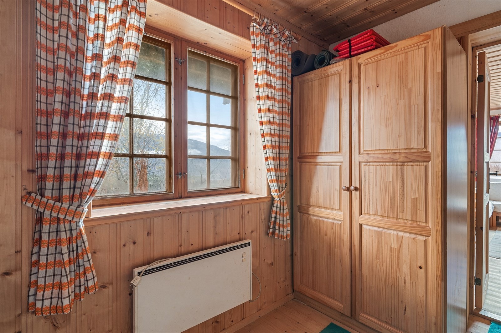 Rommet har garderobeskap for oppbevaring og vindu som gir dagslys. Galleribilde