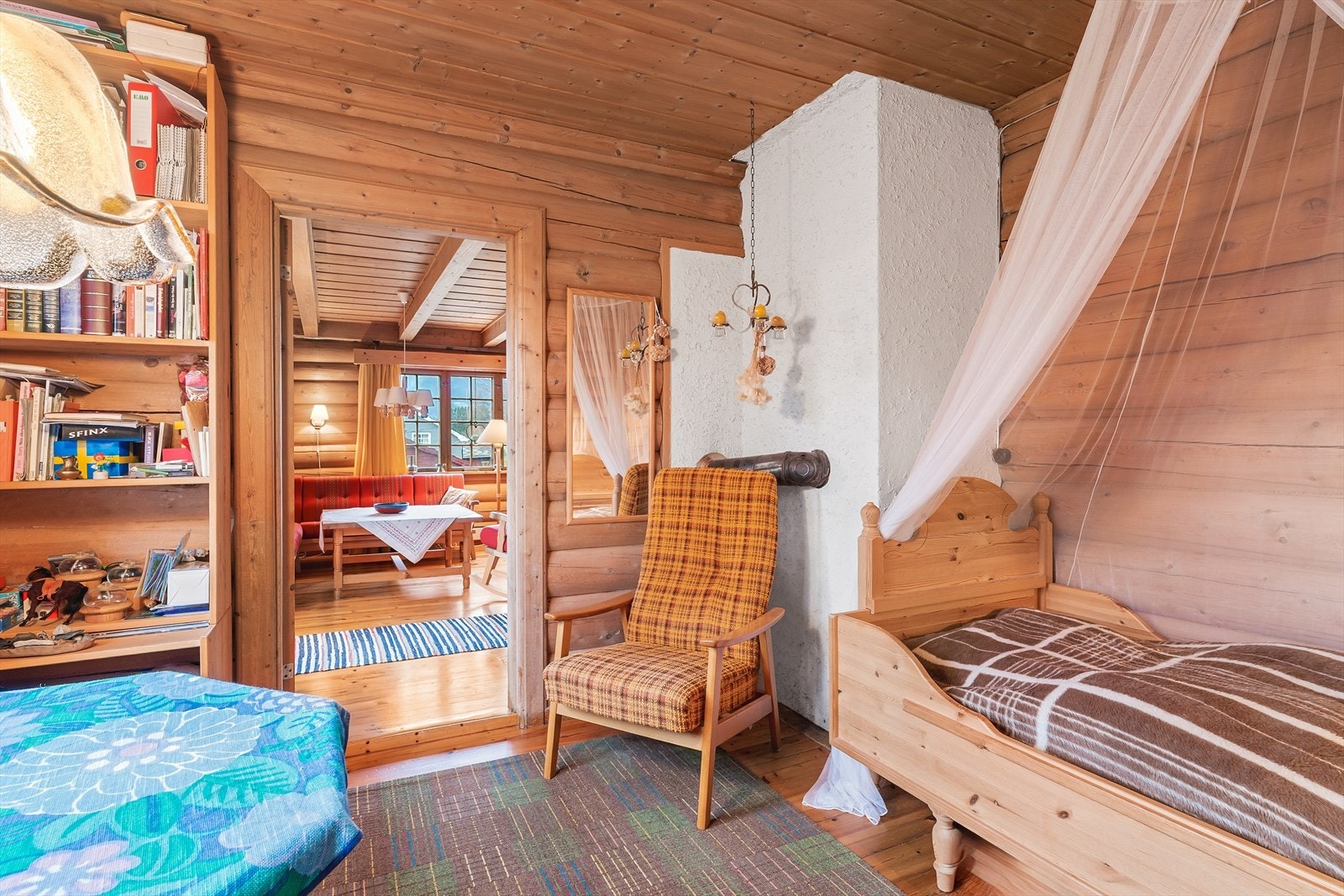 Rommet har en lun atmosfære med vegger og himling i tre. Galleribilde