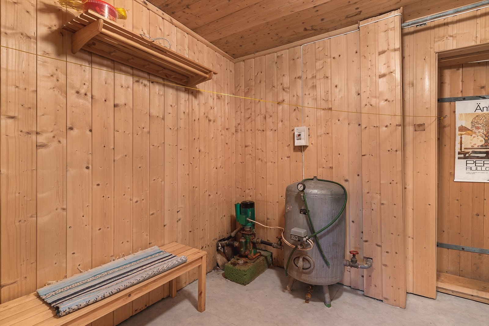 I teknisk rom finner man boligens vannpumpe, trykktank og varmtvannstank. Merk at vannpumpe er ødelagt og må skiftes ut. Galleribilde