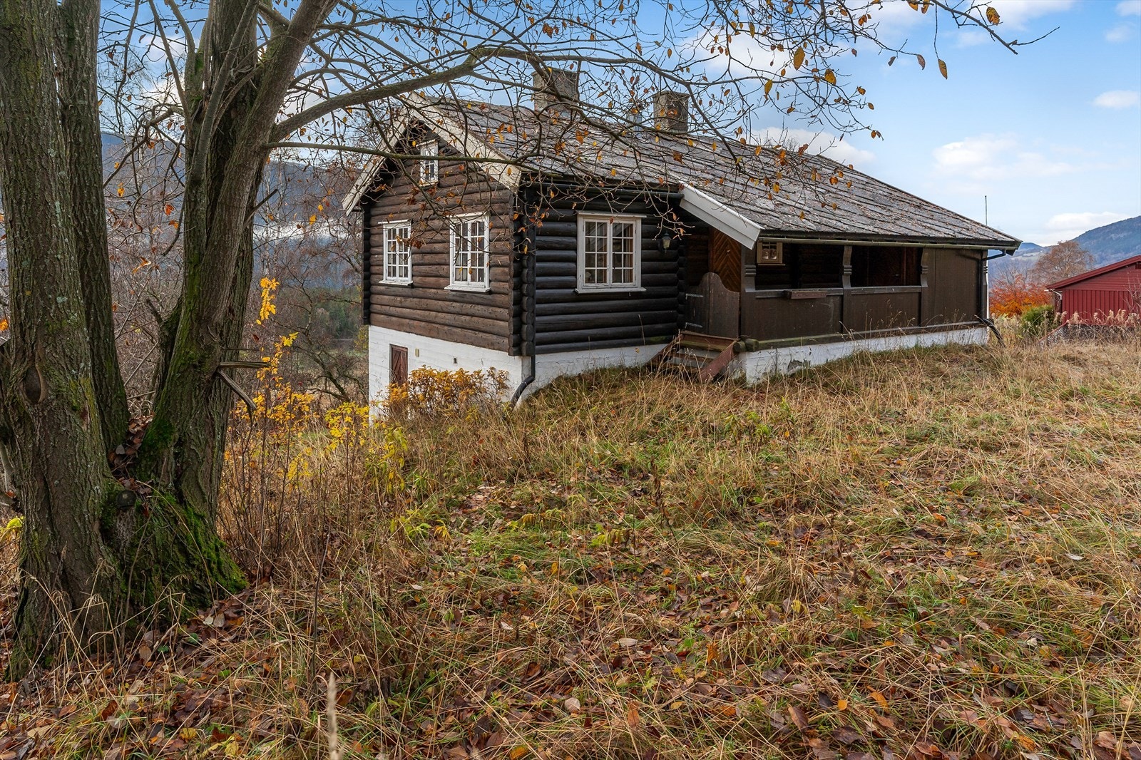 Eiendommen ligger i lett skrånet terreng, som gir en god oversikt over omgivelsene. Galleribilde
