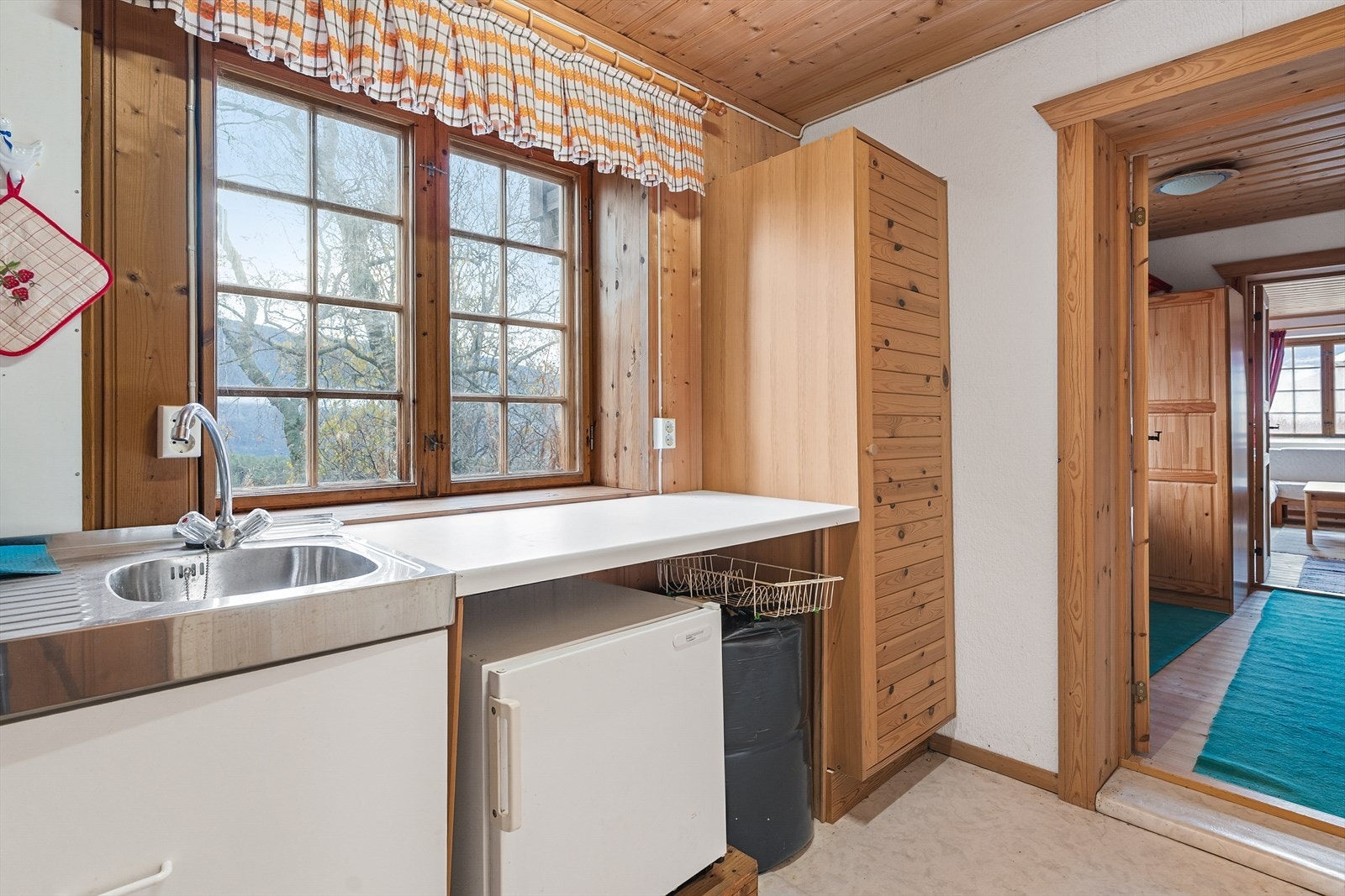 Funksjonelt kjøkken i underetasjen med plassbygd innredning og laminat benkeplate. Galleribilde