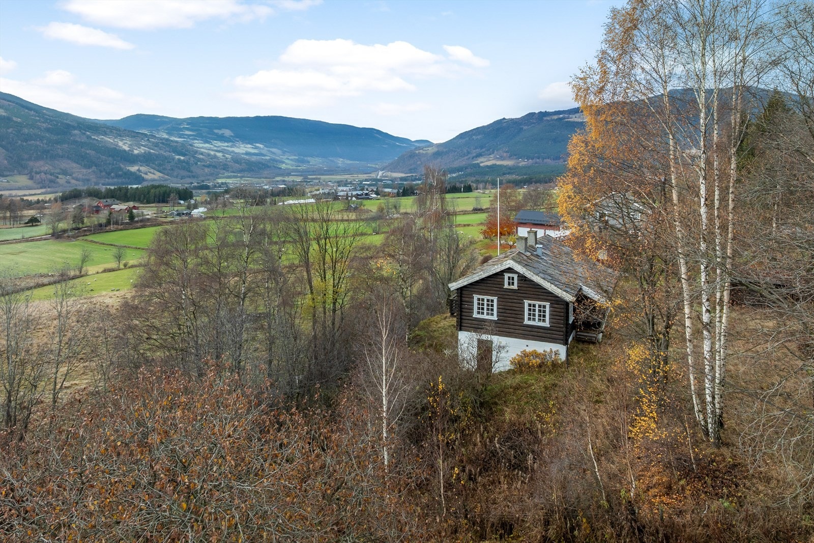 Fritidsbolig fra 1942 med en flott beliggenhet og utsikt over kulturlandskapet i Ringebu. Galleribilde