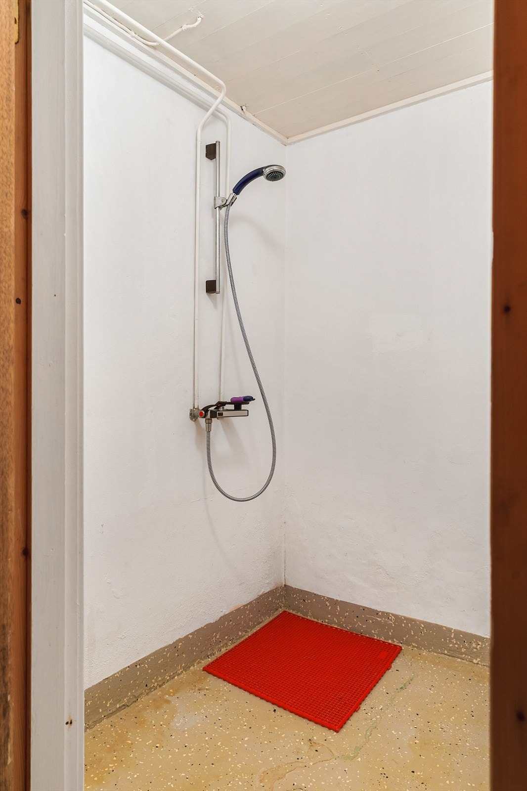 Det andre badet har belegg på gulv med gulvvarme og betongvegger. Galleribilde