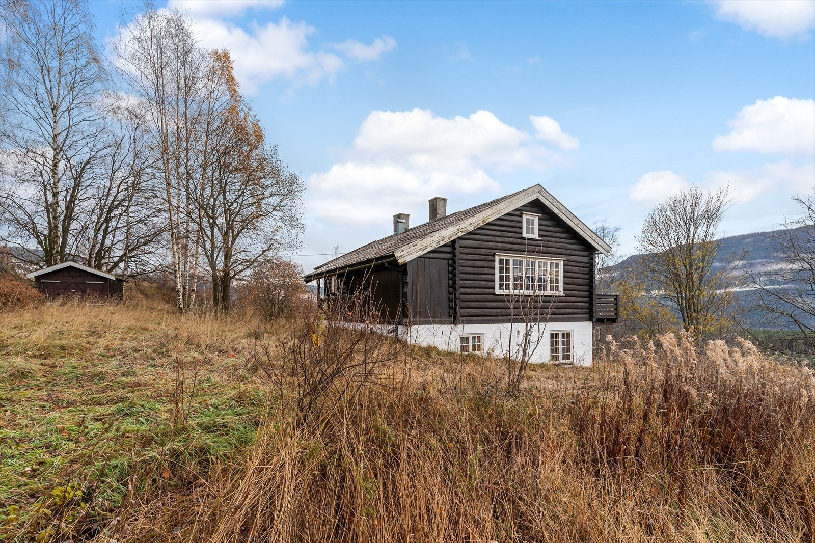 Boligen har trevinduer med koblet glass og sprosser fra byggeåret. Galleribilde