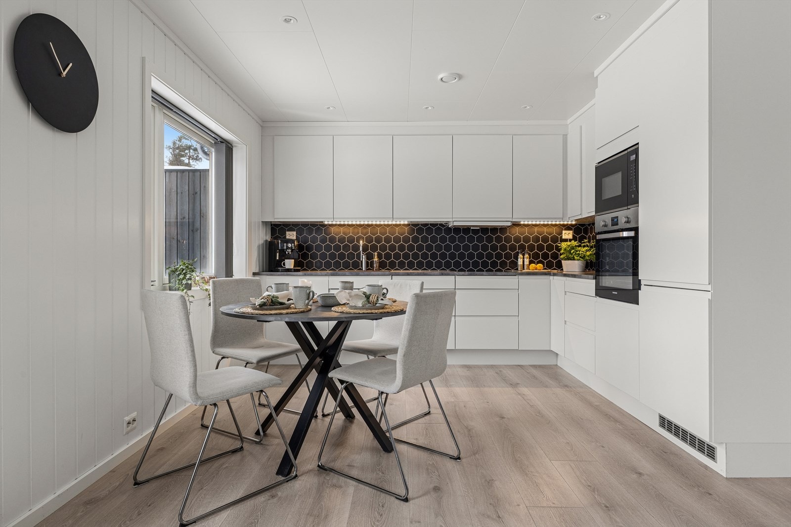 Tidløs kjøkkeninnredning og god plass til spisebord. Galleribilde