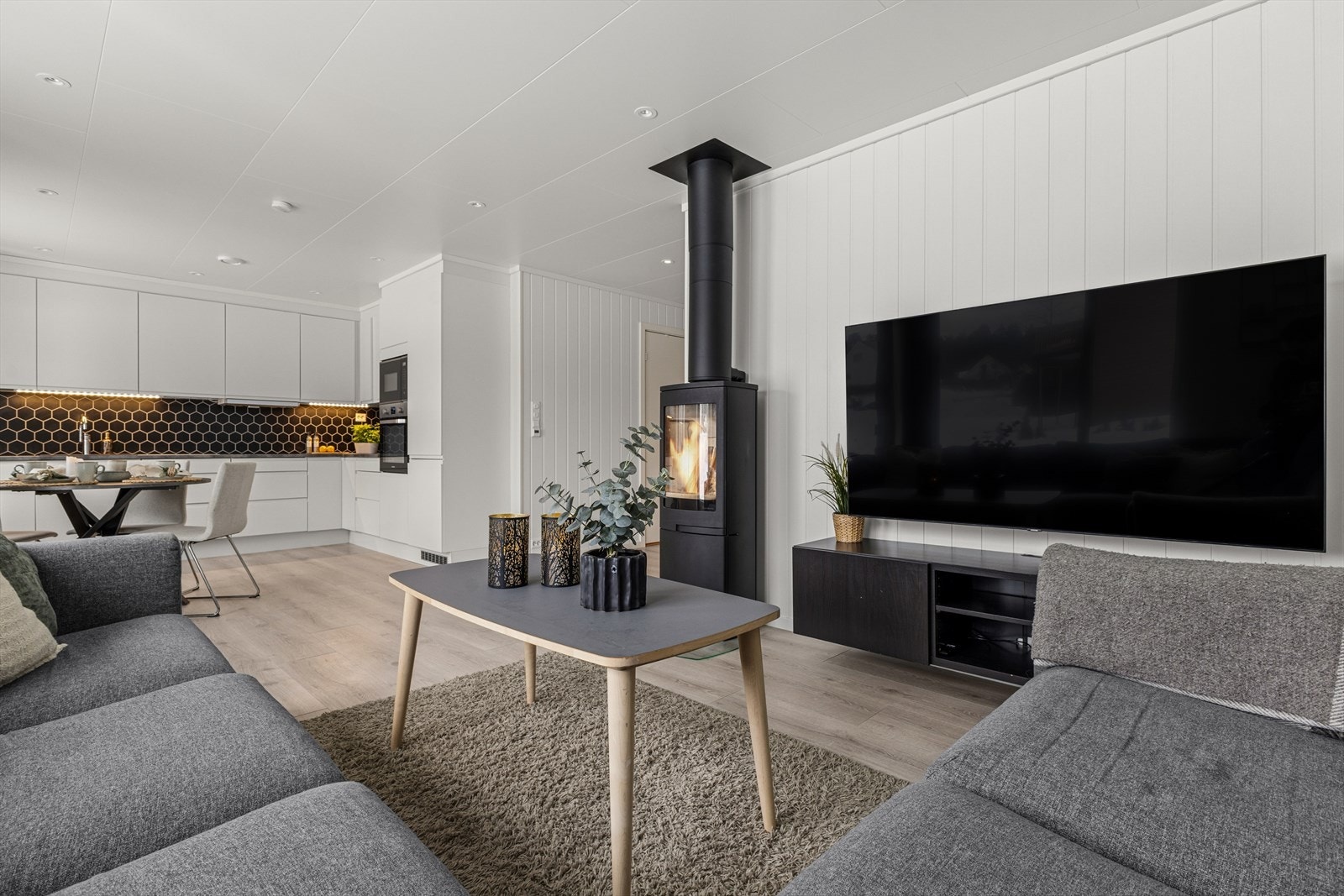 Det er downlights med dimmer og balansert ventilasjon. Galleribilde