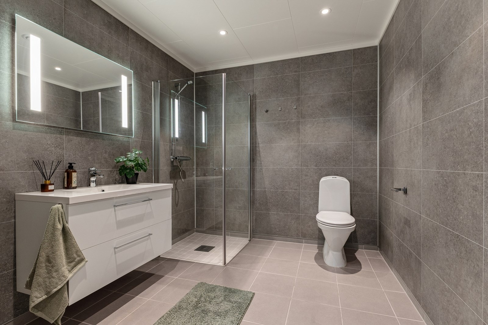 Romslig bad/wc med varmekabler i gulv. Galleribilde