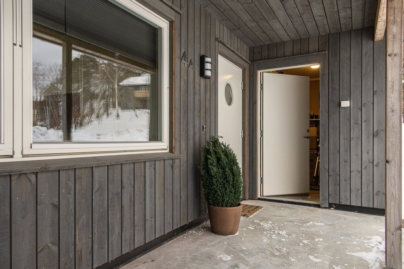 Det er et overbygget inngangsparti med utvendig bod på 5 m². Galleribilde