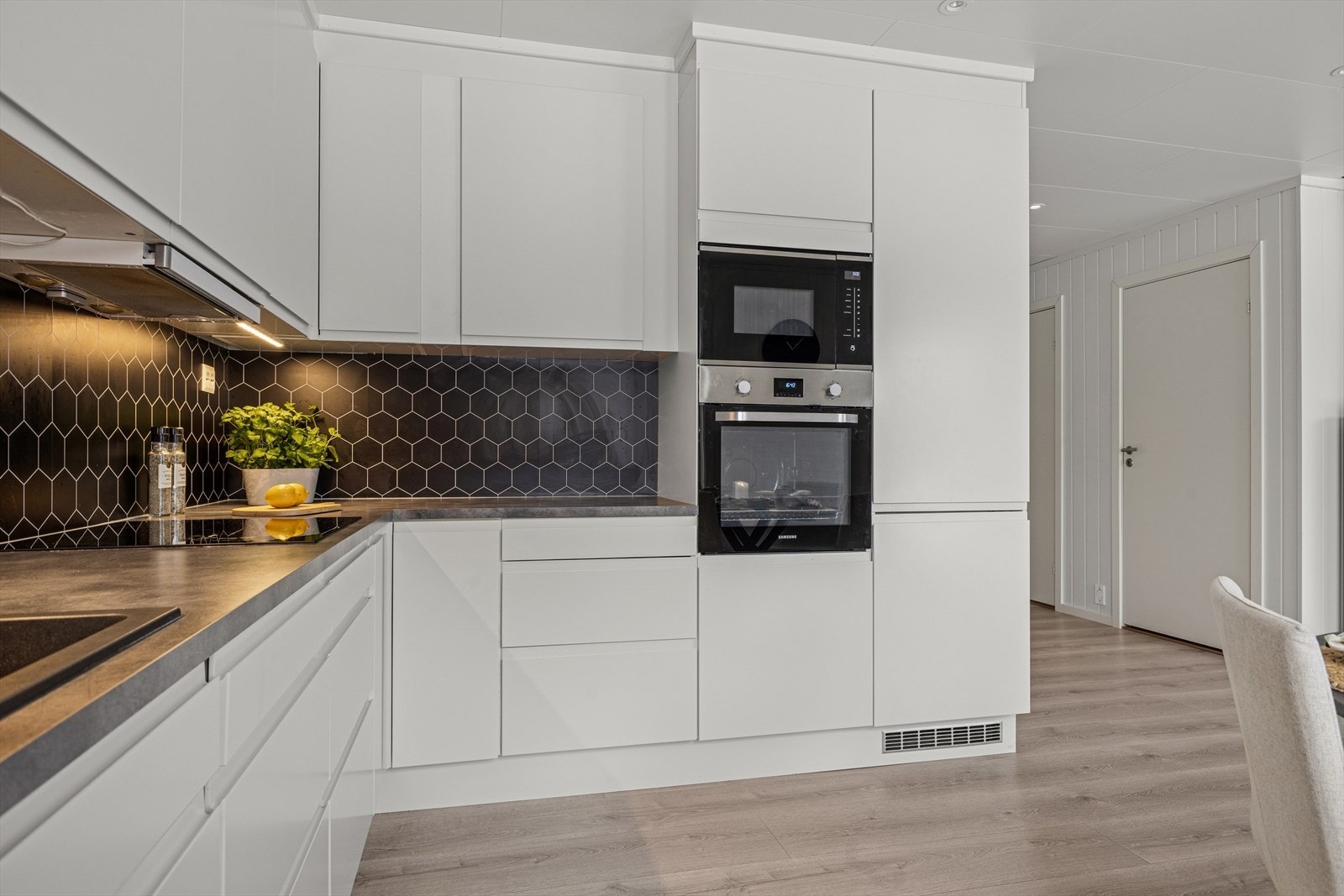 Det er integrerte hvitevarer; kjøl-/fryseskap, stekeovn, mikro, induksjonstopp og oppvaskmaskin. Galleribilde