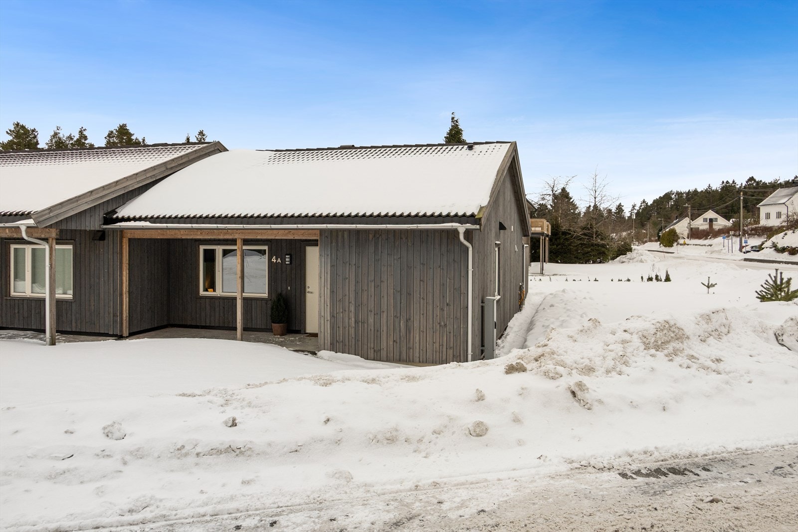 Rekkehuset ligger på enden og har en romslig hage med gressplen. Galleribilde