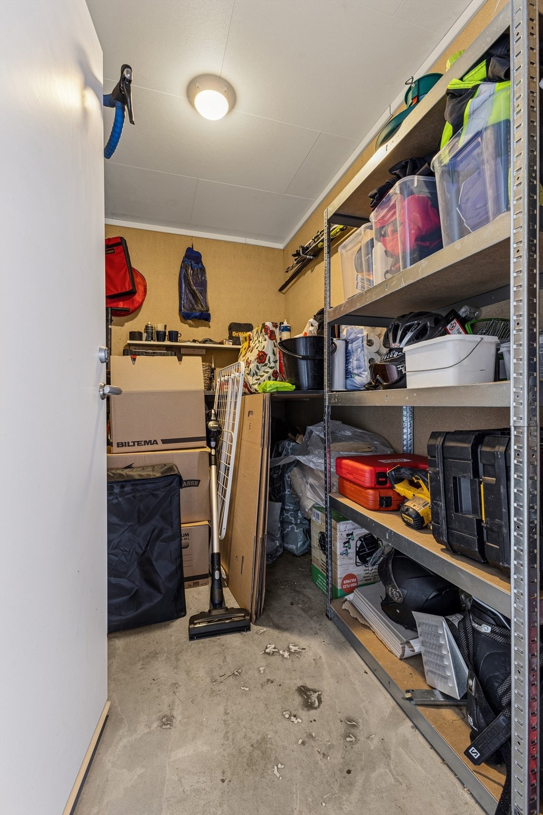 Utvendig bod rett ved inngangen. Galleribilde