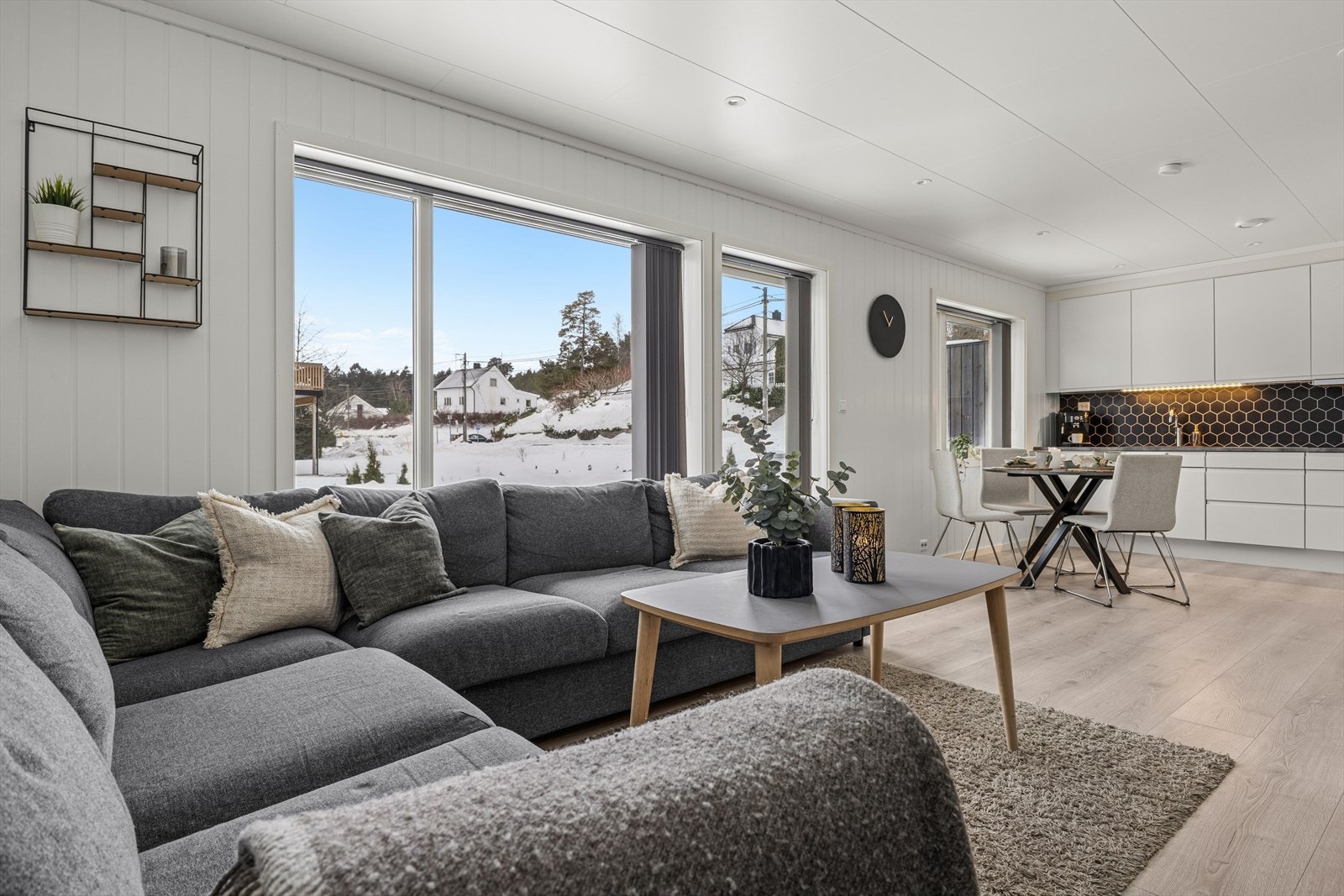 Stuen har store vindusflater som slipper inn rikelig med lys. Galleribilde