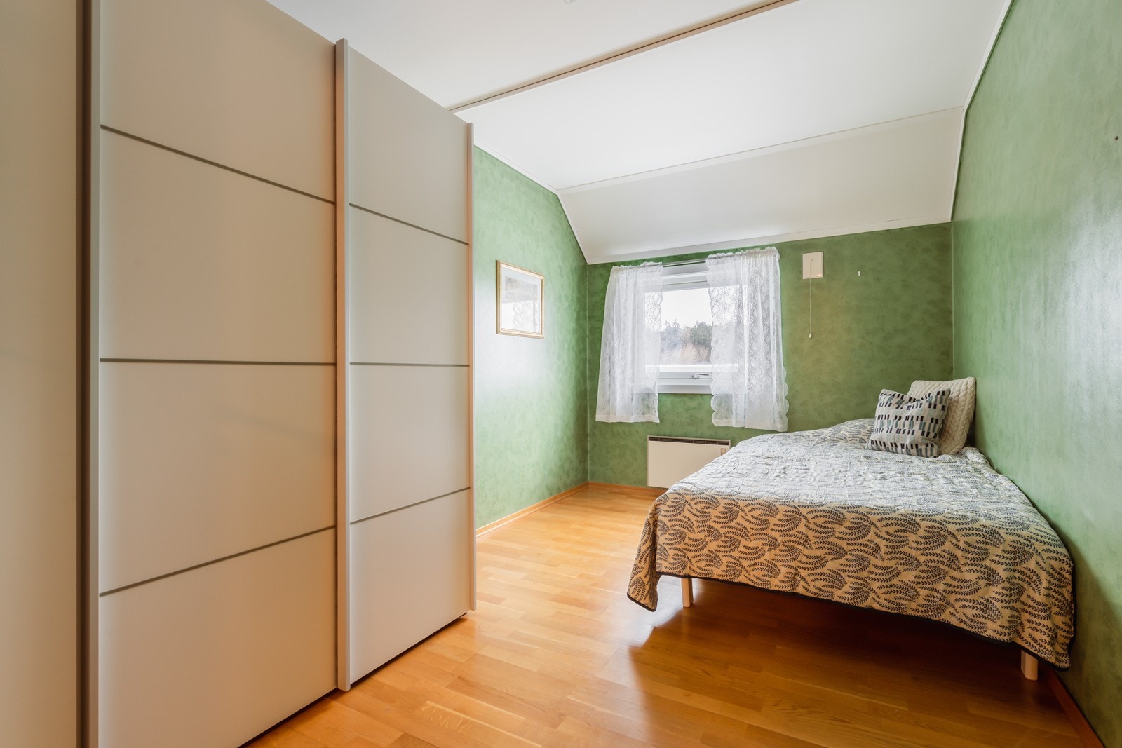 Soverom med skyvedørsgarderobe Galleribilde